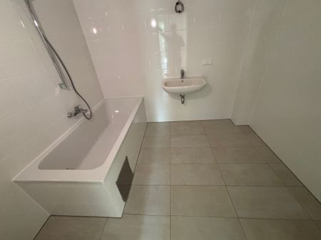 NEUBAU - 3-Zimmer-Wohnung in ruhiger Lage mit Küche, Balkon und Tiefgaragenparkplatz - Photo 3