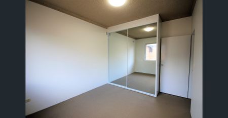 SPACIOUS UNIT CLOSE TO STATION AND SHOPS - Photo 5
