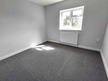 4 bedroom semi-detached house to rent - Photo 3