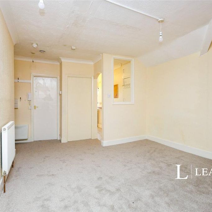 3 bedroom flat to rent - Photo 1