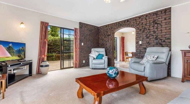 3-Bedroom home -Henderson Convenience! - Photo 1