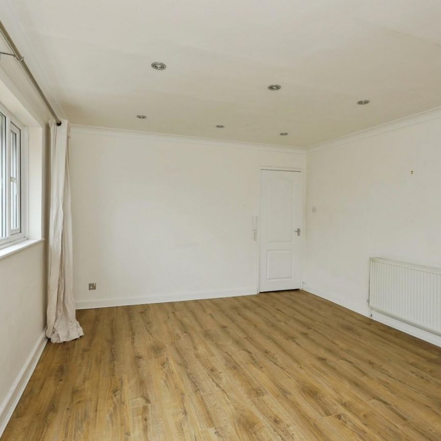 2 bedroom Flat To Let - Photo 1