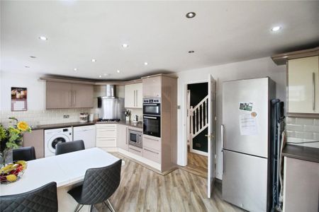 4 bedroom detached house to rent - Photo 2