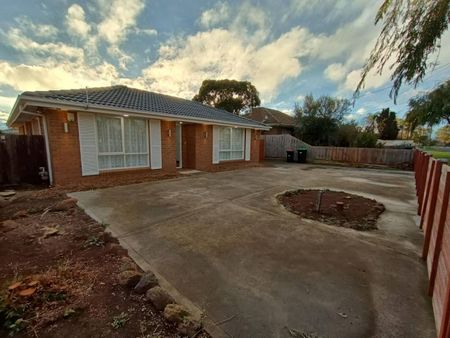 Fully Renovated House - Next to Melton Train Station - Photo 2