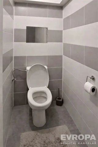 Pronájem světlého bytu 3+1 s balkonem a parkovacím místem | Nehvizdy – klidné rodinné bydlení pár minut od Prahy - Fotografie 5
