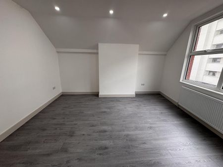 3 bedroom flat to rent - Photo 4