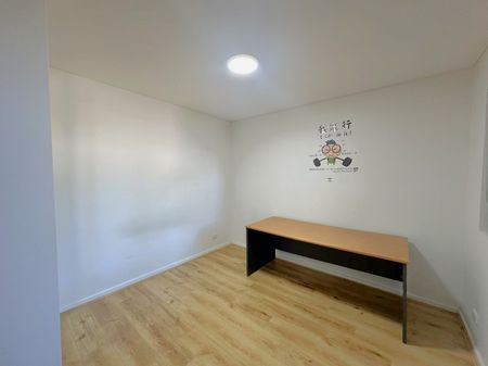 Spacious and Modern Apartment with Timber Floors in a Prime Toongabbie Location - Photo 3