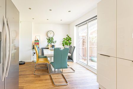 4 bedroom House To Let - Photo 3