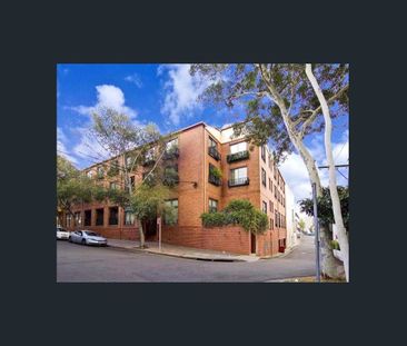 Modern one-bedroom loft-style apartment. - Photo 5