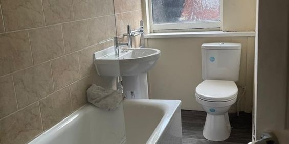 Room in a Shared House, The Headrow, LS1 - Photo 3