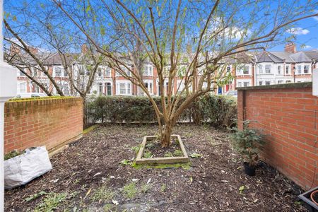 Hillfield Road, West Hampstead, London - Photo 3