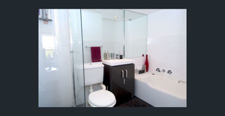 Stylish renovated home with rare 2 x parking - Photo 5