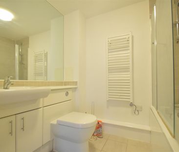 2 bedroom flat - Photo 2