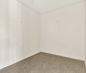Spacious Top Floor Apartment In Highly Desirable Location! - Photo 3