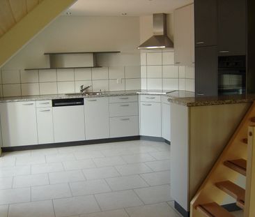 Charmante 2.5-Zimmer-Dachwohnung mit Galerie in Dürrenroth - Foto 1