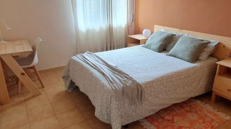 Room in a shared 5-bedroom apartment for rent in el Camp d'en Grassot i Gracia Nova, females only, professionals and students accepted. - Photo 4