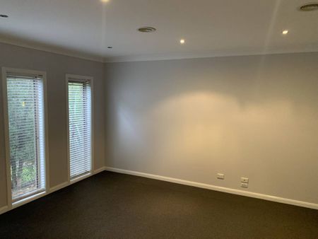 Fresh paint and carpet - Large Five Bedroom Home - Photo 4