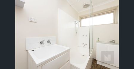 First floor Apartment living!! - Photo 2