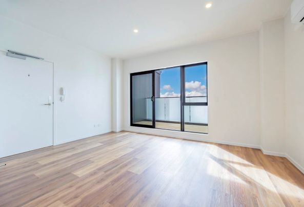 Sunny newly built two bedroom apartment - Photo 1