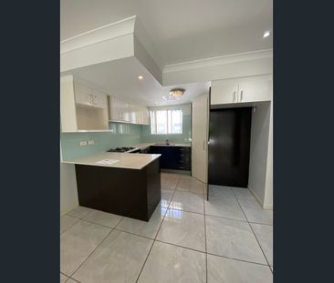 Modern two bedroom townhouse in great location - Photo 4