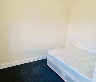 Room in a Shared House, Charlton Crescent, IG11 - Photo 5