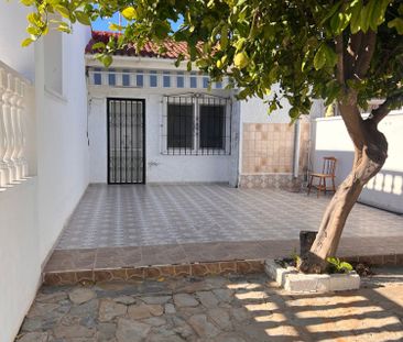 Alquiler de chalet adosado en Calle Saeta - Photo 1