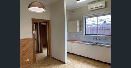 Neat 2 Bedroom house close to all amenities!!! - Photo 4