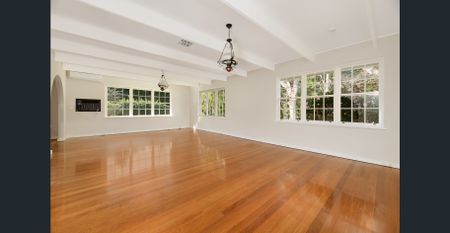 Family home with multiple living areas - Photo 3