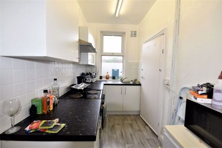 2 bedroom House in Woodlea Mount, Leeds - Photo 5