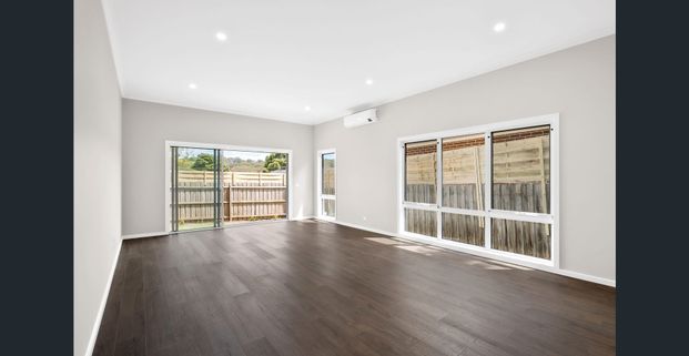 Beautiful 4-Bedroom Townhouse! - Photo 1