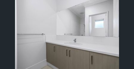 Contemporary 3-Bedroom Family Home in a Quiet Location - Photo 3