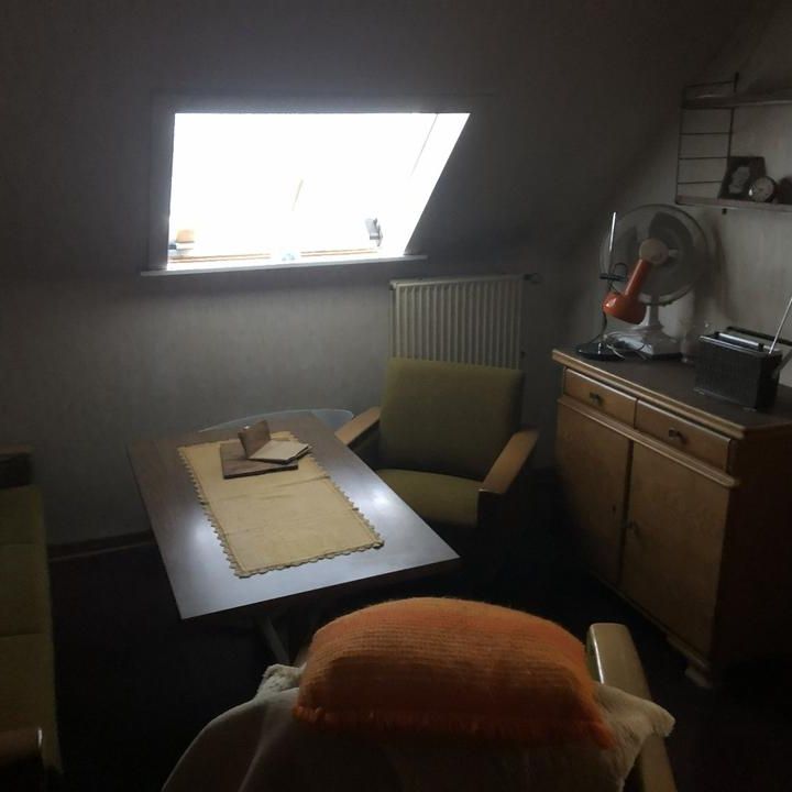 Unrenovierte Etagen Wohnung im 1. und 2. OG (Dachgeschoss) - Photo 1