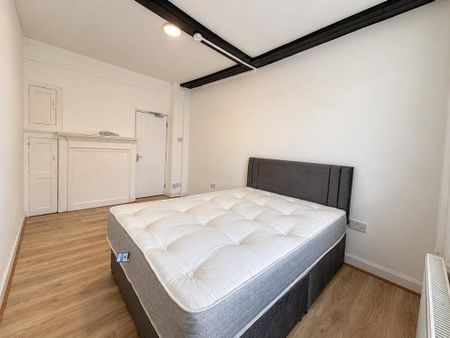 1 bedroom in a house share to rent - Photo 2