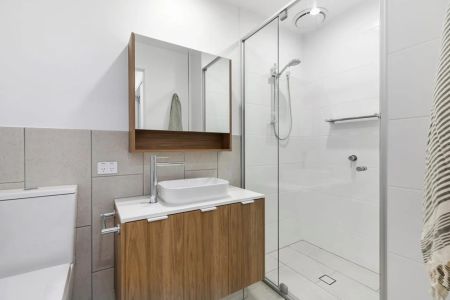 Stylish 2 Bedroom home with private court yard - Photo 2