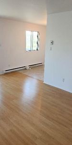 Grand logement rénové, 4 1/2 à Candiac sur le chemin Haendel, libre immédiatement, près de tout, devant école primaire - Photo 4