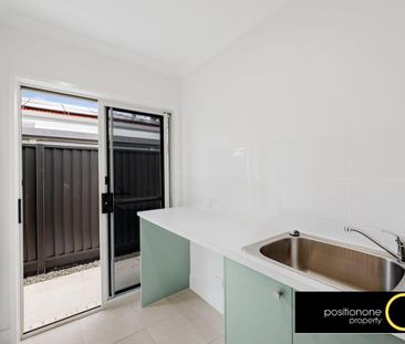 Brand New Family Home with a huge floorplan of 246m2! Only 1.5Km to... - Photo 5