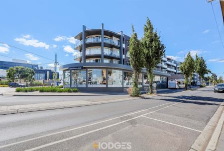Modern 1 Bedroom Apartment with Large Balcony - Photo 2