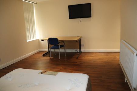 1 bedroom in a house share to rent - Photo 4