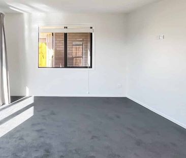 Spacious 4 Bedroom in Acland Park - Photo 2