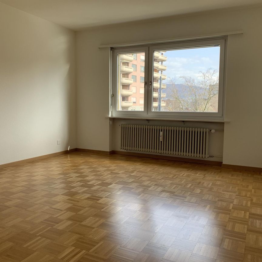 Grosse, 4-Zi-Whg (103m²) mit eigenem Waschturm im Zentrum von Reinach - Photo 1