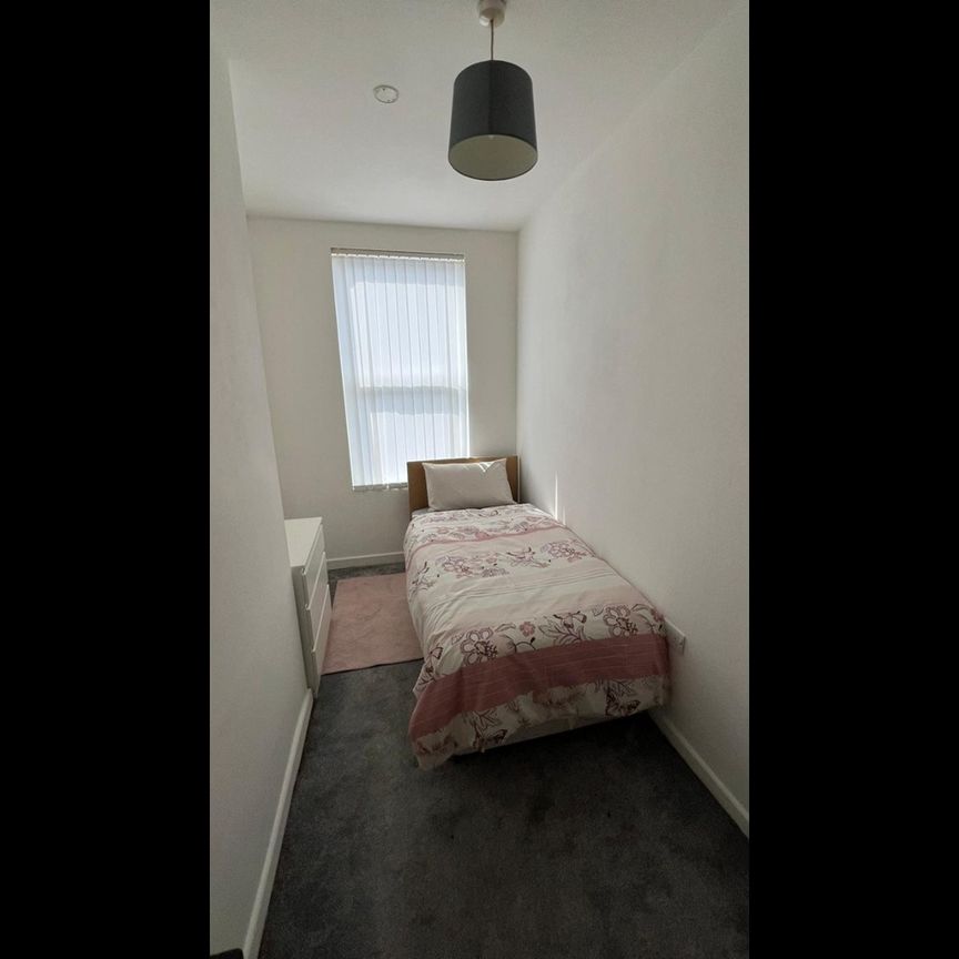 Room in a Shared House, Borough Road, CH42 - Photo 1