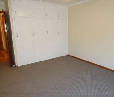 Cozy living located near central Albury - Photo 1