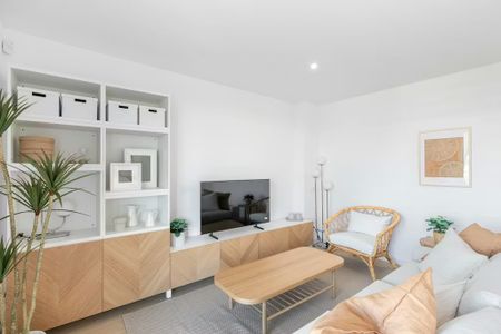 Carrer de Pi i Margall, Badalona, Catalonia 08912 - Photo 2