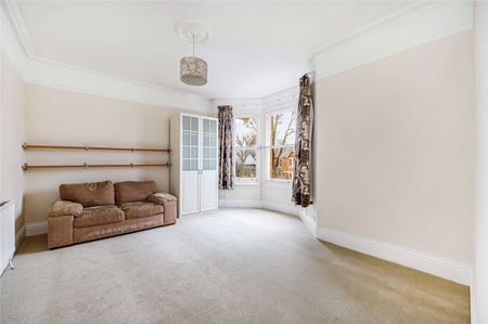 This charming two bedroom apartment in a prime Ealing location offers generously sized rooms and off-street parking. - Photo 2