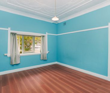 Character Home in Prime Oatley Location - Photo 4