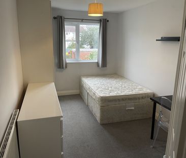 3 Bed Flat, Stonegate Road, LS6 - Photo 1