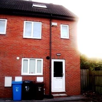 Fabulous new 3 storey town house, 4 double bedrooms - Photo 4