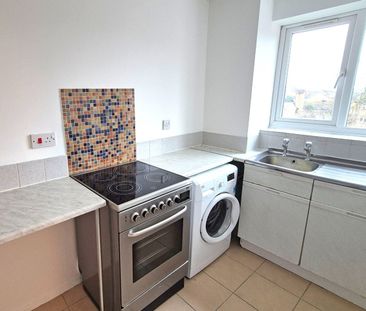 2 Bed Flat, Bream Close, N17 - Photo 2