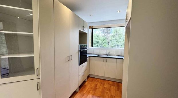 Quiet home in Bromley - Photo 1