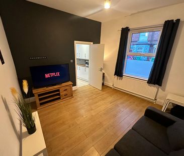 Newly Refurbed modern Home for Working Professionals Room 5 - Photo 1